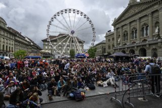 Les fans, ici à la fanzone de Berne dimanche durant la finale, ont répondu présents durant l'Euro 2025. La manifestation n'a pas connu d'incidents notables dans les villes hôtes. KEYSTONE/CHRISTIAN BEUTLER